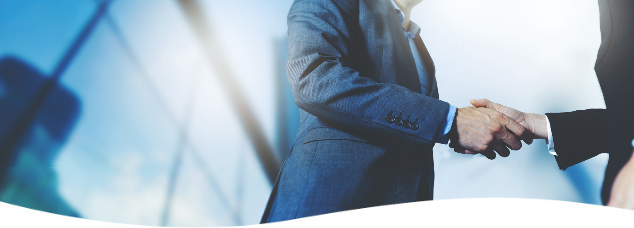 握手するビジネスパーソンの写真